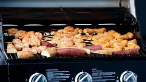 Découvrez comment préparer correctement une plancha pour des cuissons réussies